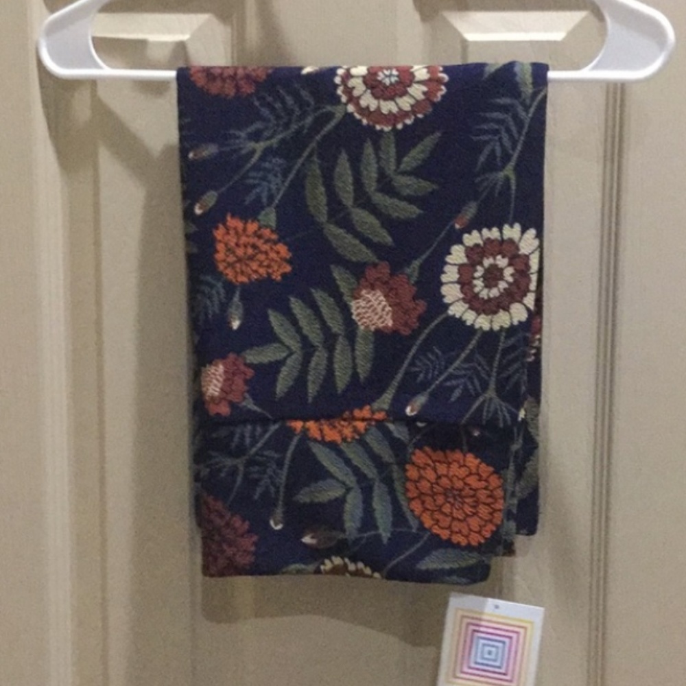 Large NWT Floral Cassie